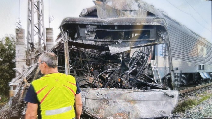 Vlak po zrážke s autobusom. 