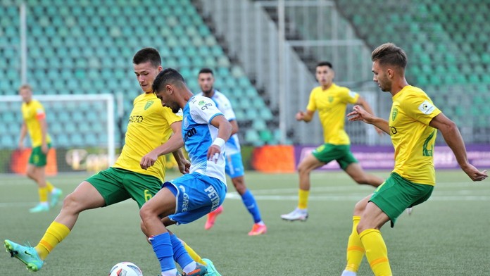 Na snímke vľavo Miroslav Gono, vpravo Ján Bernát (obaja MŠK Žilina) a Amine Khammas (Apollon Limassol) počas odvety 2. predkola 