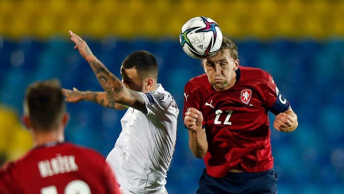 Český futbalista Tomáš Souček a Bielorus Alexandr Seljava bojujú o loptu.