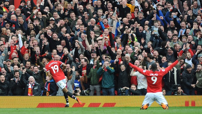 Marcus Rashford a Romelu Lukaku sa radujú po góle do siete Liverpoolu.
