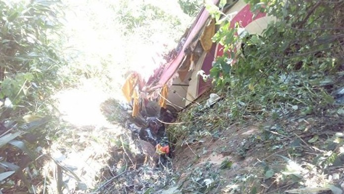 Autobus bol úplne zničený.