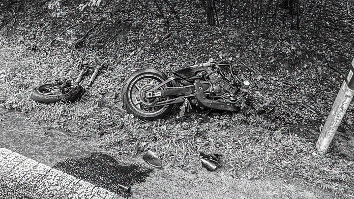 Na snímke havarovaná motorka po čelnej zrážke s osobným auto,.