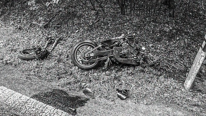 Na snímke havarovaná motorka po čelnej zrážke s osobným auto,.