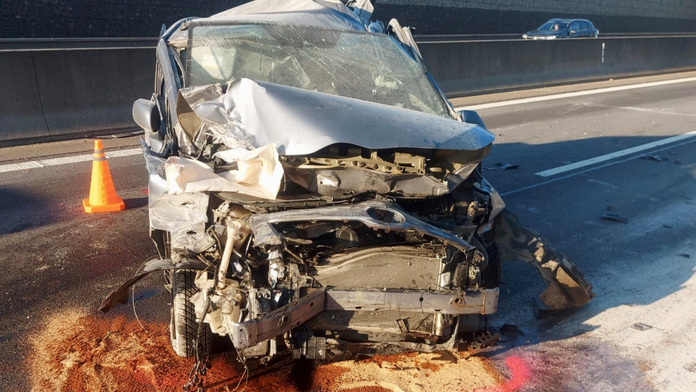 Hrozivo vyzerajúca nehoda na R1. Do auta vrazilo nákladné vozidlo