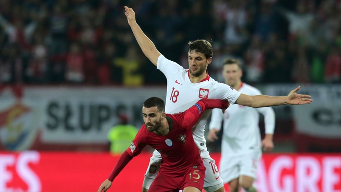 Vľavo portugalský hráč Rafa Silva, v pozadí poľský hráč Bartosz Bereszynski.
