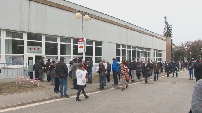 Útok pred vakcinačným centrom. 