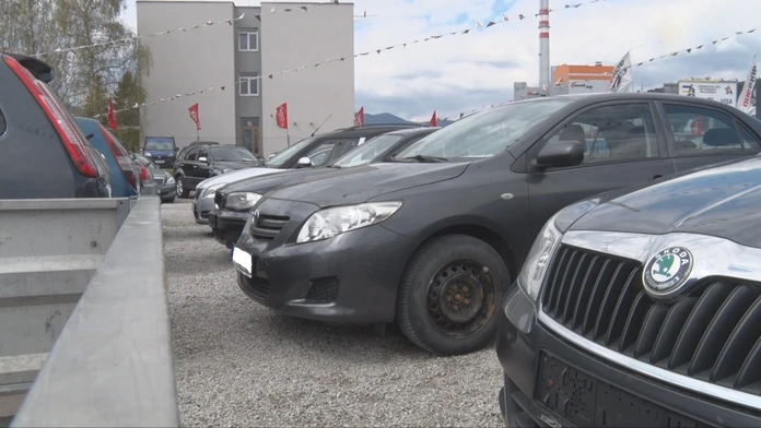 Nielen práčka či chladnička. Energetické štítky budú musieť mať podľa návrhu EÚ aj tieto autá