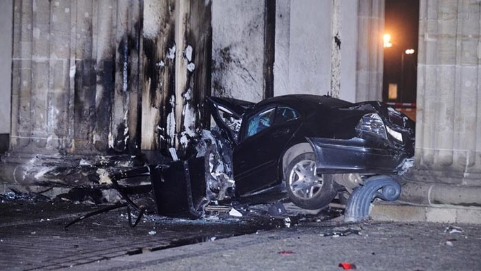 Do piliera Brandenburskej brány narazilo auto, vodič prišiel o život.