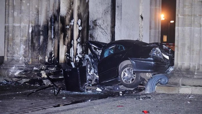 Do piliera Brandenburskej brány narazilo auto, vodič prišiel o život.