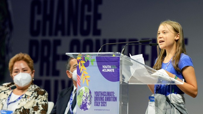 Greta Thunbergová reční na konferencii Youth4Climate.