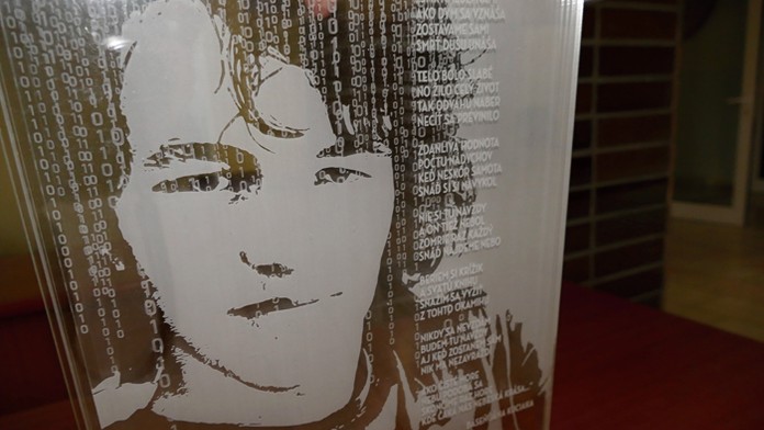 Slávnostné odhalenie pamätnej tabule novinárovi Jánovi Kuciakovi na Gymnáziu v Bytči, ktoré navštevoval.