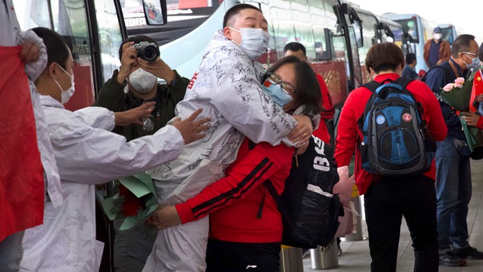 Nórski poslanci a novinári dodržiavajú sociálny odstup.