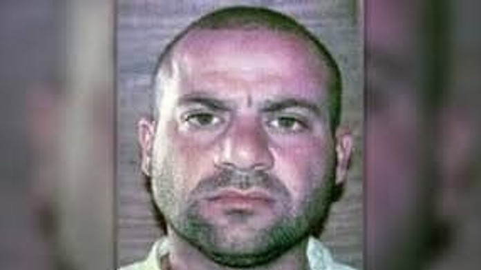 Švajčiarka Belinda Brenčičová objíma Slovensku Annu Karolínu Schmiedlovú po víťazstve v 1. kole dvojhry na Autralian Open.