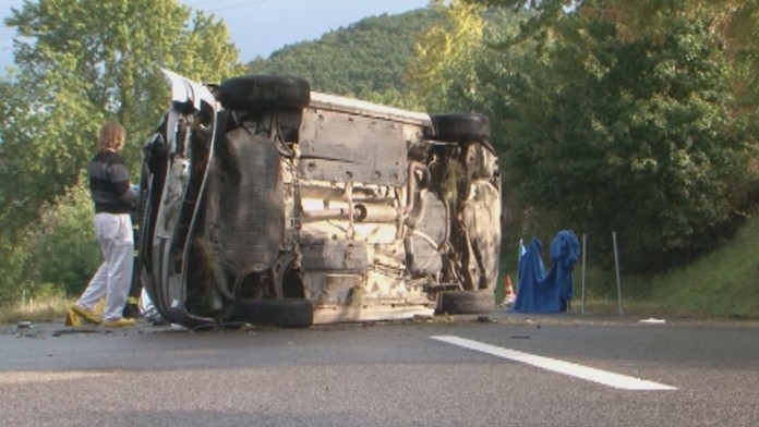 Prevrátené auto po nehode, pri ktorej zahynul Rudolf (†38).