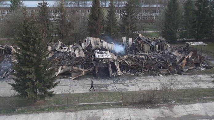 Na likvidácii ohňa sa podieľalo 16 profesionálnych a 36 dobrovoľných hasičov. 