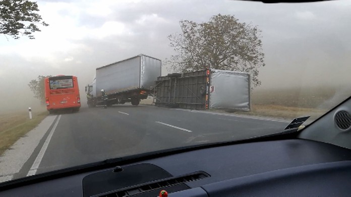 Silný vietor prevracal návesy.