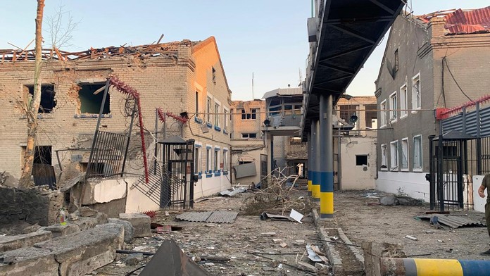 Materiálne škody na budove väznice po raketovom útoku ruskej armády na dedinu Bilenke v Záporožskej oblasti.