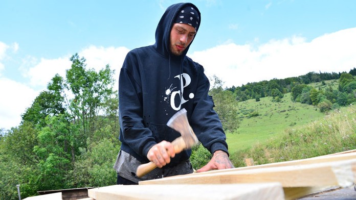 Úplne nahý basgitarista na balkóne. Netrápilo ho, že cez sklo je všetko vidieť