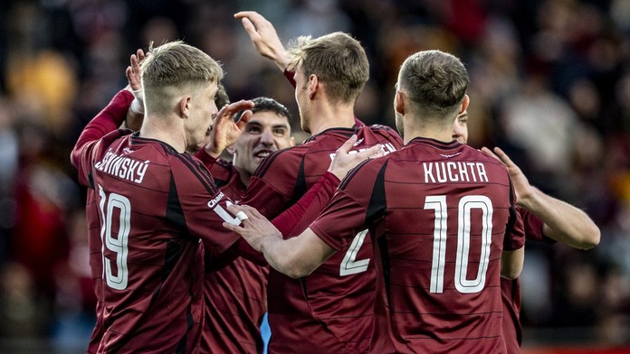 Haraslín dominoval, asistoval, neuznali mu gól. Sparta má istú skupinu o titul, Budějovice na výhru stále čakajú