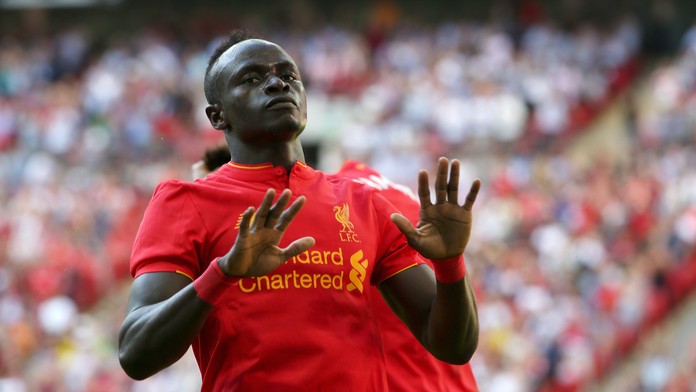Útočník Liverpoolu Sadio Mané po strelení gólu Barcelone.