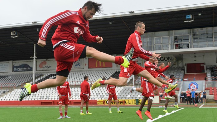 Tomáš Tatar netradične v kopačkách na tréningu AS Trenčín.