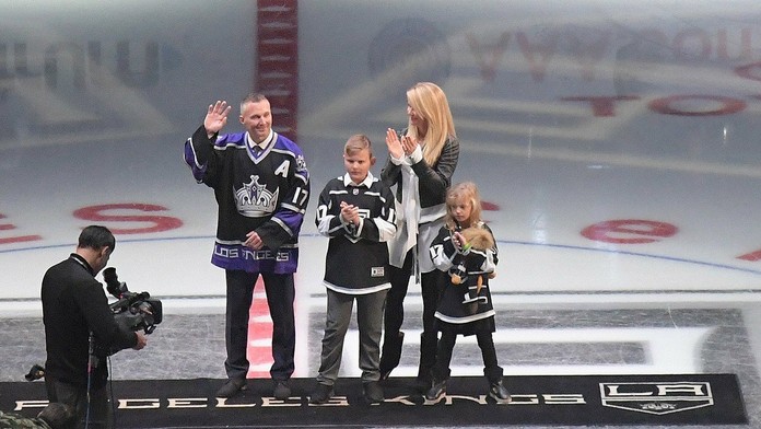 Ľubomír Višňovský s rodinou na ľade arény Staples Center.