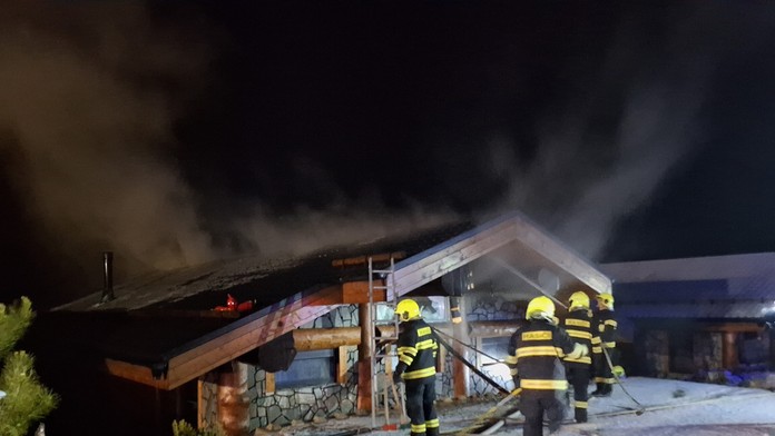 FOTO: Luxusná chata v plameňoch. Škoda presiahla pol milióna eur