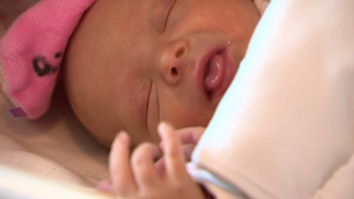 Majku porodila narkomanka zmizla. Bez jej súhlasu však bábätko nemôžu adoptovať