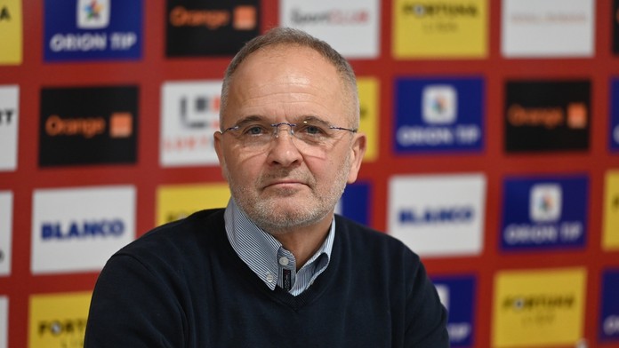 Tréner Serede Juraj Jarábek počas tlačovej konferencie.