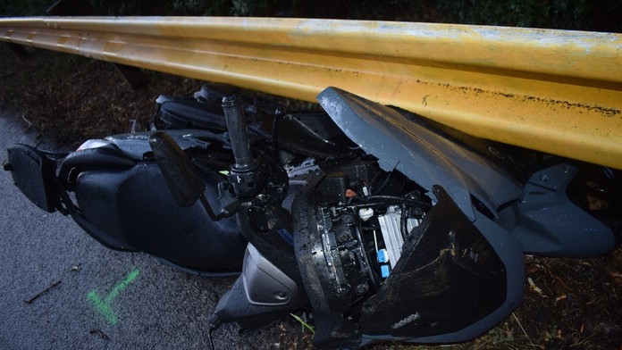 Vážna nehoda motorky a auta pri Šahách. Bývalý moderátor je vo vážnom stave, údajne mu amputovali nohu