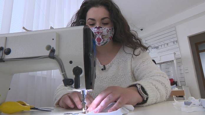 Dajana počas šitia.