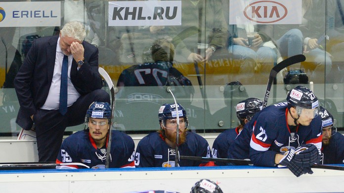 Na snímke vľavo hore tréner Miloš Říha (Slovan) počas štvrtého stretnutia 1. kola play off