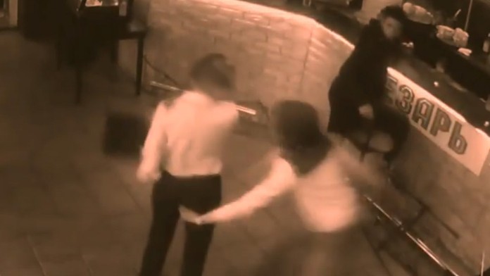 Čašníčka spacifikovala hosťa. Dobila ho jedálnym lístkom.