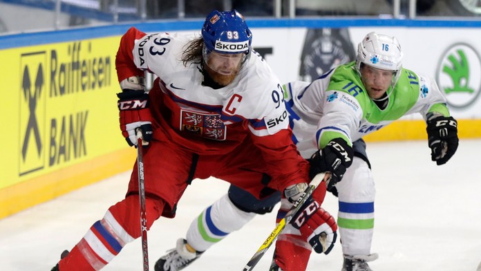 Ales Music (Slovinsko) sa snaží zobrať puk české kapitánovi Jakubovi Voráčkovi.