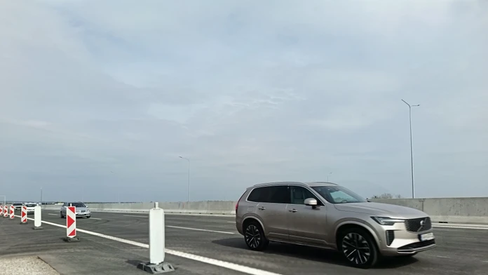 Na snímke auto prechádza cez diaľnicu D1.