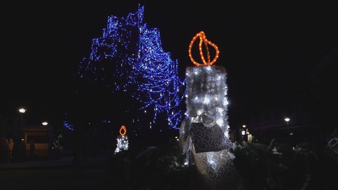 V Novom Meste ozdobili len časť vianočného stromu. 