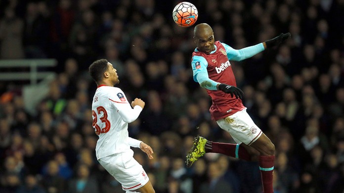 West Ham United Angelo Ogbonna hlavičkuje počas zápasu FA Cupu proti Liverpoolu.