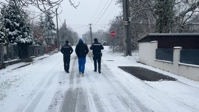 Polícia odvliekla z vyučovania študenta na výsluch.