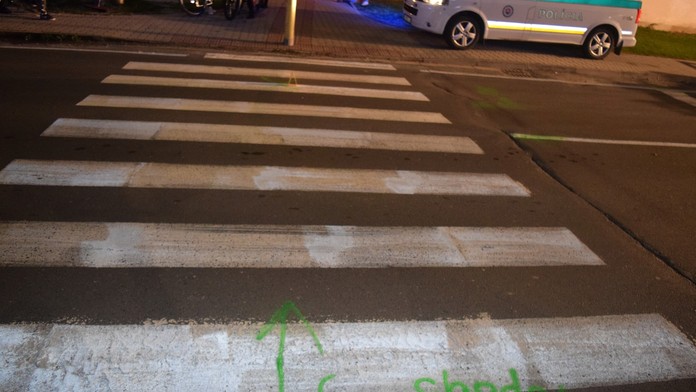 Na priechode pre chodcov v L. Mikuláši zrazil vodič dvoch chodcov. Jeden bojuje o život