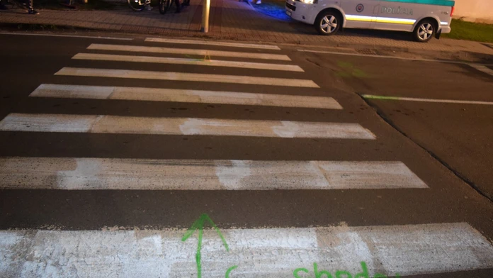 Na priechode pre chodcov v L. Mikuláši zrazil vodič dvoch chodcov. Jeden bojuje o život