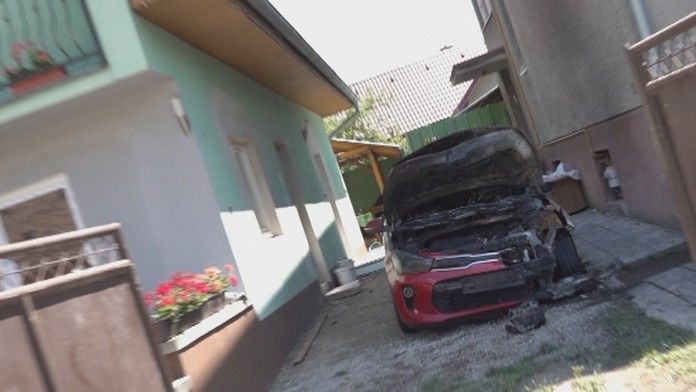 Požiar auta ohrozoval deti.