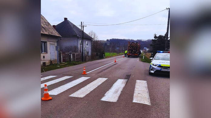 Mimoriadne vážna nehoda na juhu Slovenska. Dievčatko (10) zrazil nákladiak s drevom