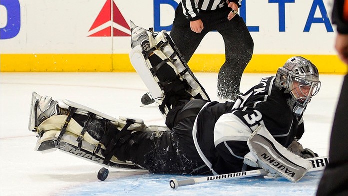 Brankár Los Angeles Kings  Jonathan Quick chytá strelu počas samostatných nájazdoch v zápase zámorskej hokejovej NHL Los Angeles