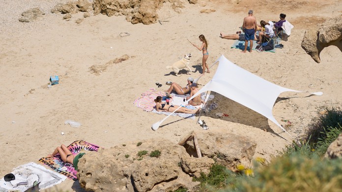 Ľudia si užívajú pláž pri pobreží Stredozemného mora v meste Chadera na severe Izraela.