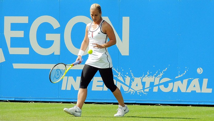  Dominika Cibulková počas prvého zápasu po návrate na kurty v anglickom Eastbourne.