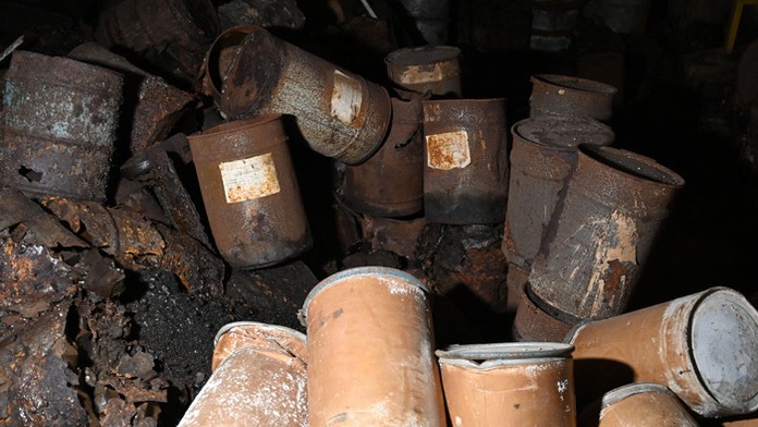 Provizórny sklad nezabezpečených sudov s PCB látkami v starej teplárni v zvernici Orlova.