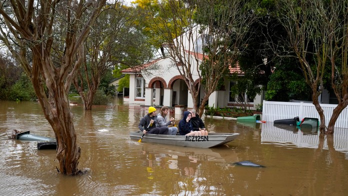 Východ Austrálie vyhlásil stav prírodnej pohromy. V dôsledku záplav evakuovali desaťtisíce ľudí