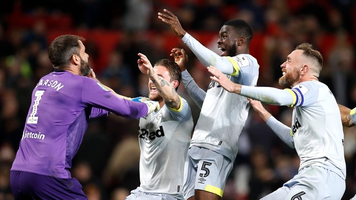 Brankár Derby County Scott Carson sa teší so spoluhráčmi po vyradení Manchestru United.