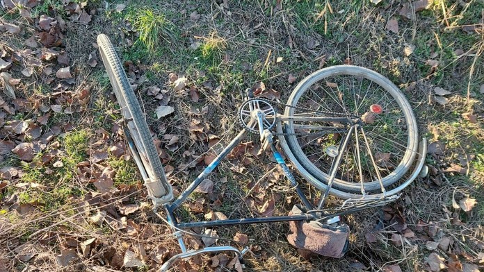 Bicykel obete nehody s autom neďaleko obce Milinovice.