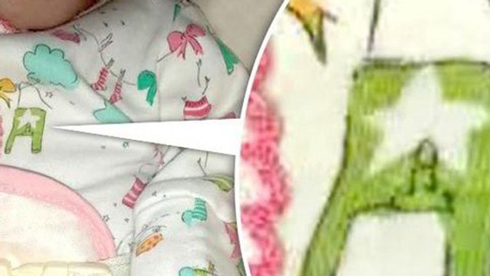 Na detskom pyžamku je vyobrazený penis v nohaviciach